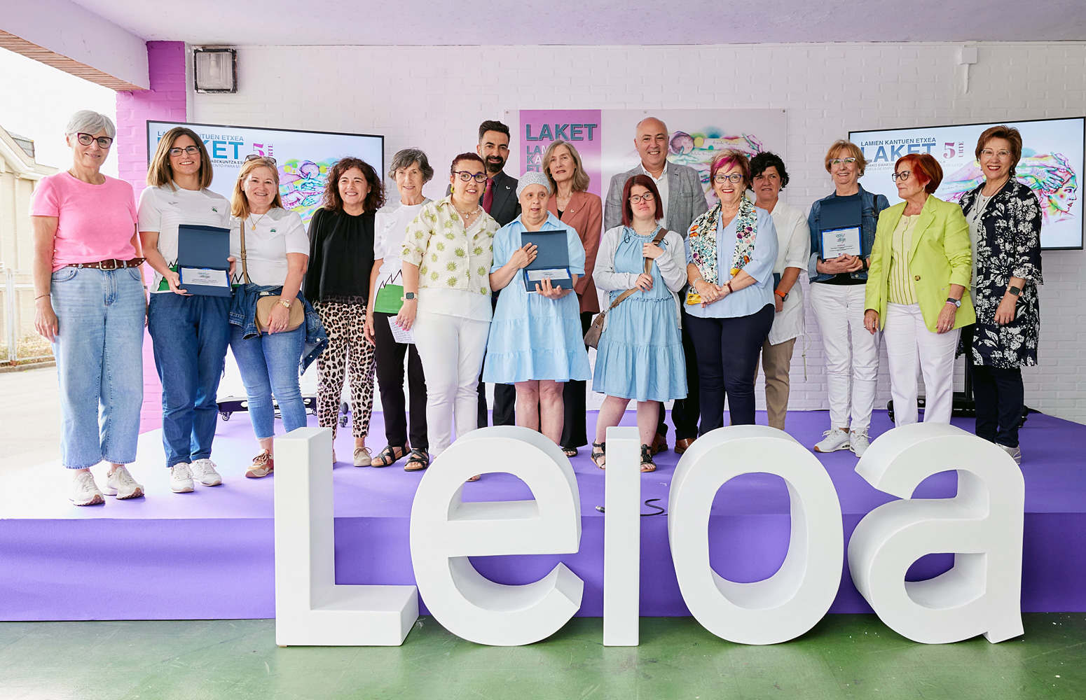 El alcalde de Leioa y la concejala de Igualdad junto a los premiados LAKET5