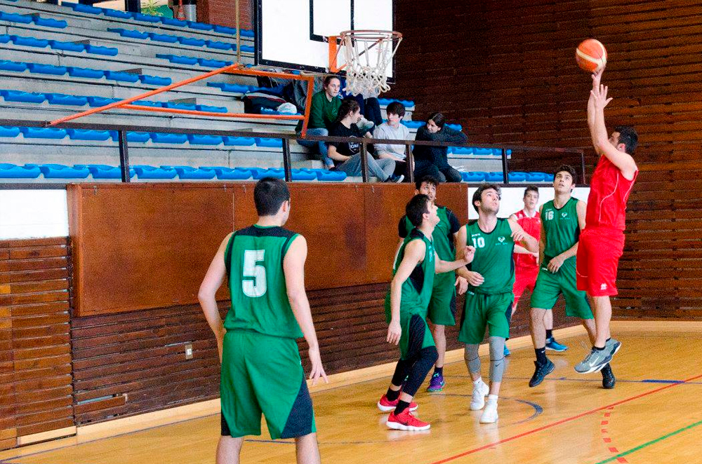 Partido masculino baloncesto